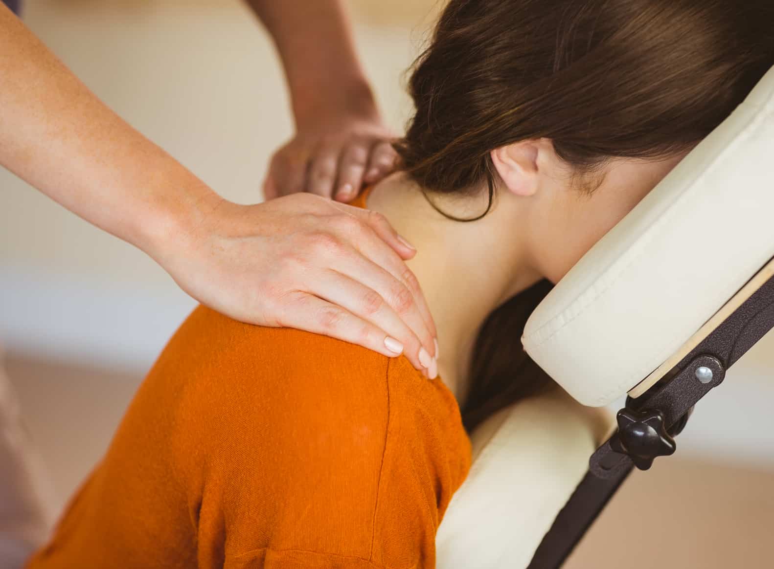 Stoelmassage op kantoor door blinde masseur of masseur met visuele beperking